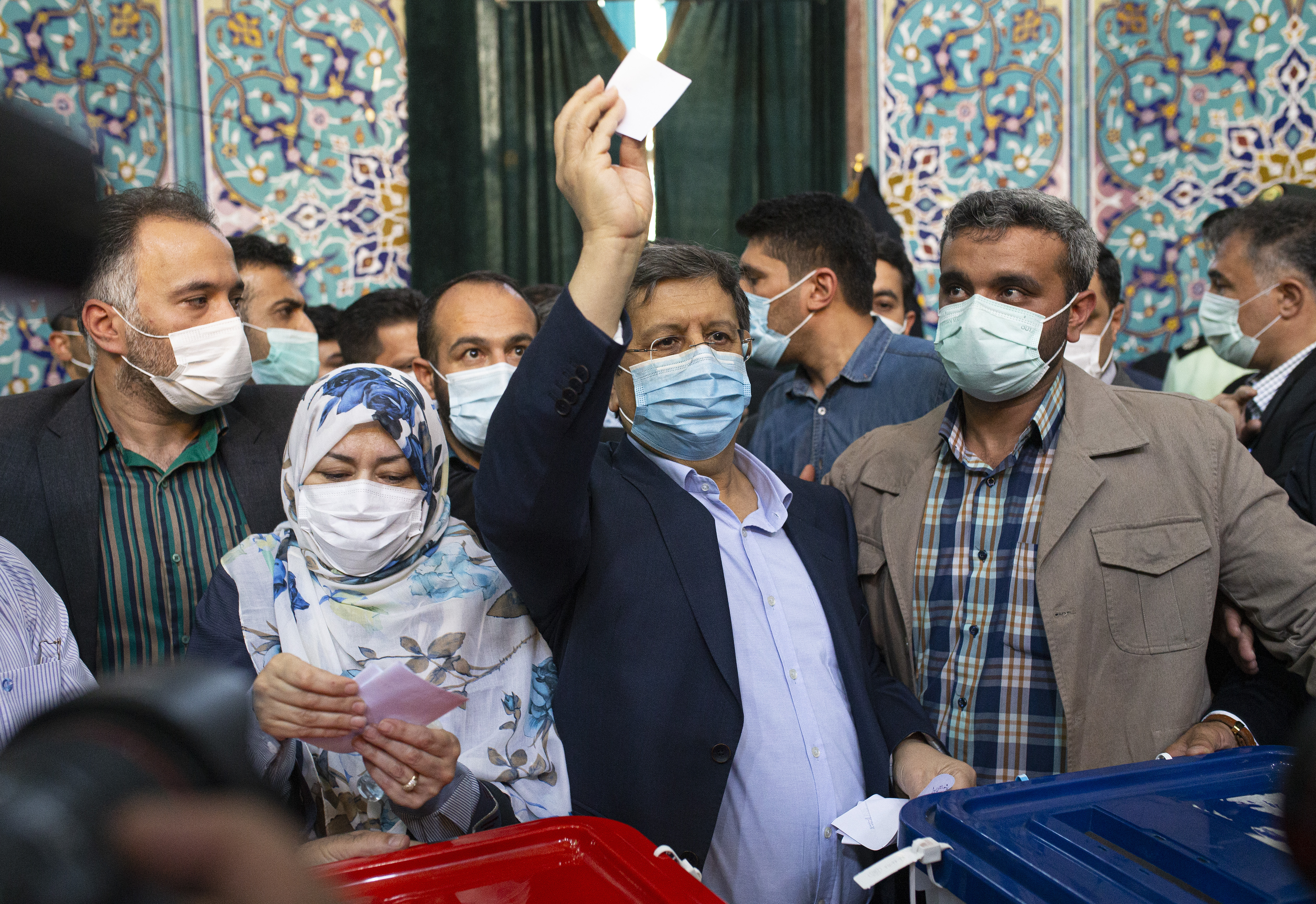 6月18日,总统候选人央行前行长阿卜杜勒纳赛尔·赫马提(中)在伊朗