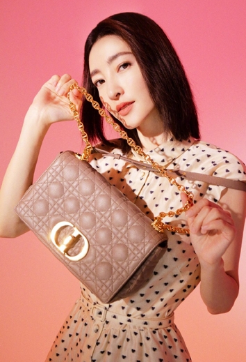 王丽坤精彩诠释迪奥全新dior caro手袋 开辟无界风格美学__凤凰网