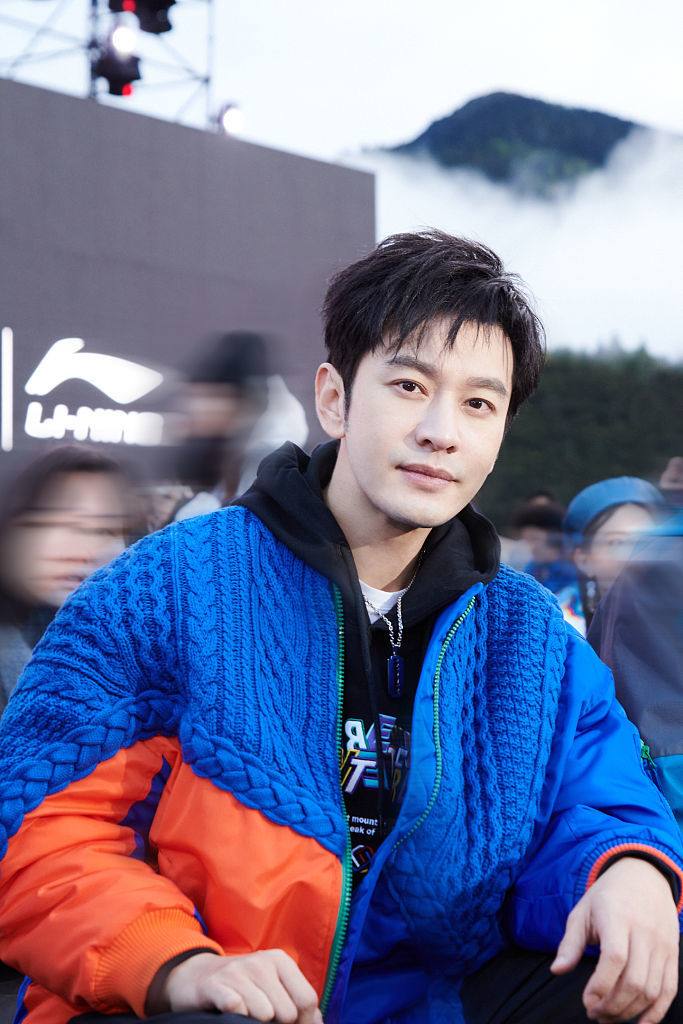 1/82021年9月25日,李宁2021悟行主题大秀,黄晓明亮相.