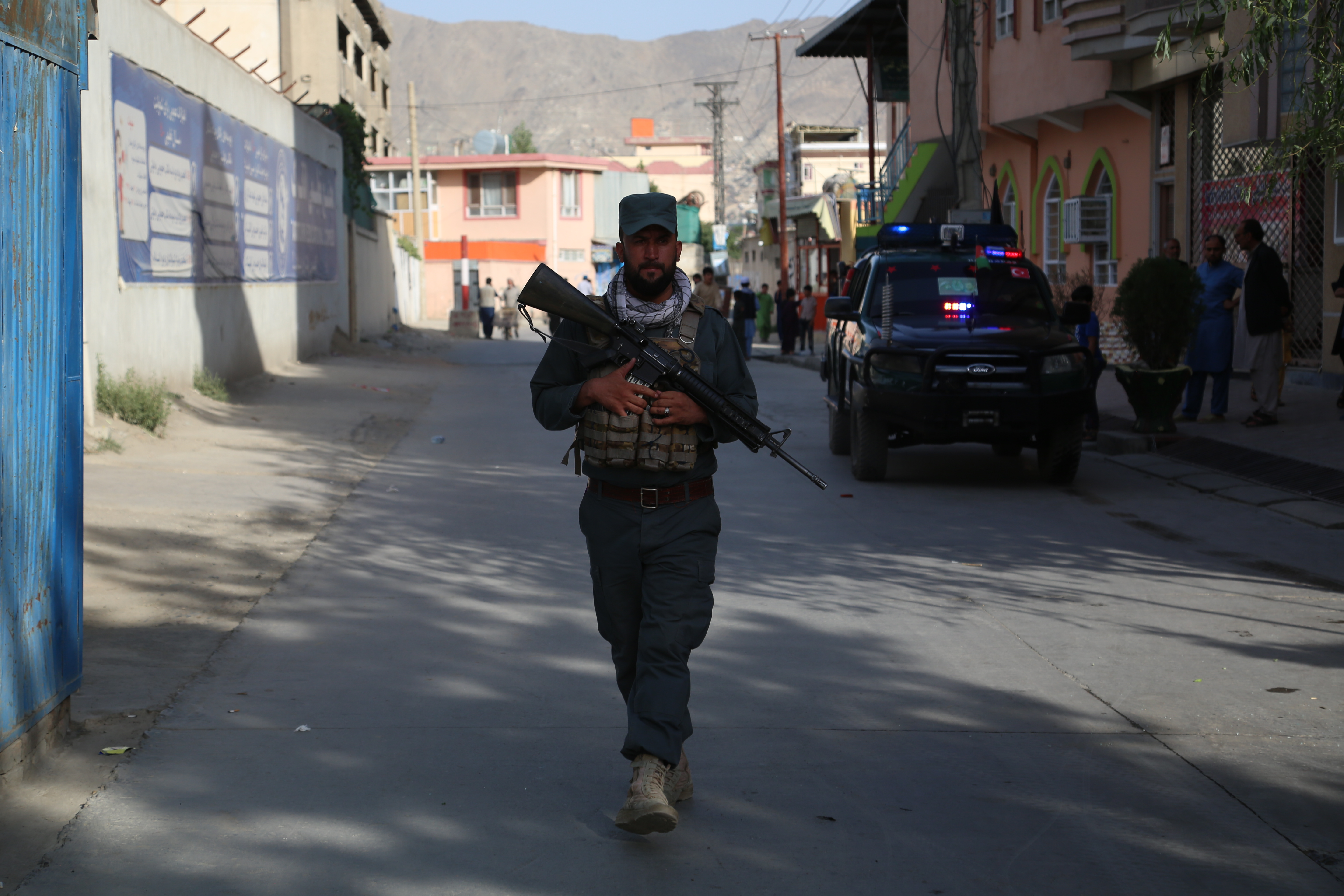 ▲8月6日，一名阿富汗政府官员在首都喀布尔遇袭身亡后，安全人员袭击现场执勤。塔利班随即承认是该组织实施了此次袭击。图/新华社