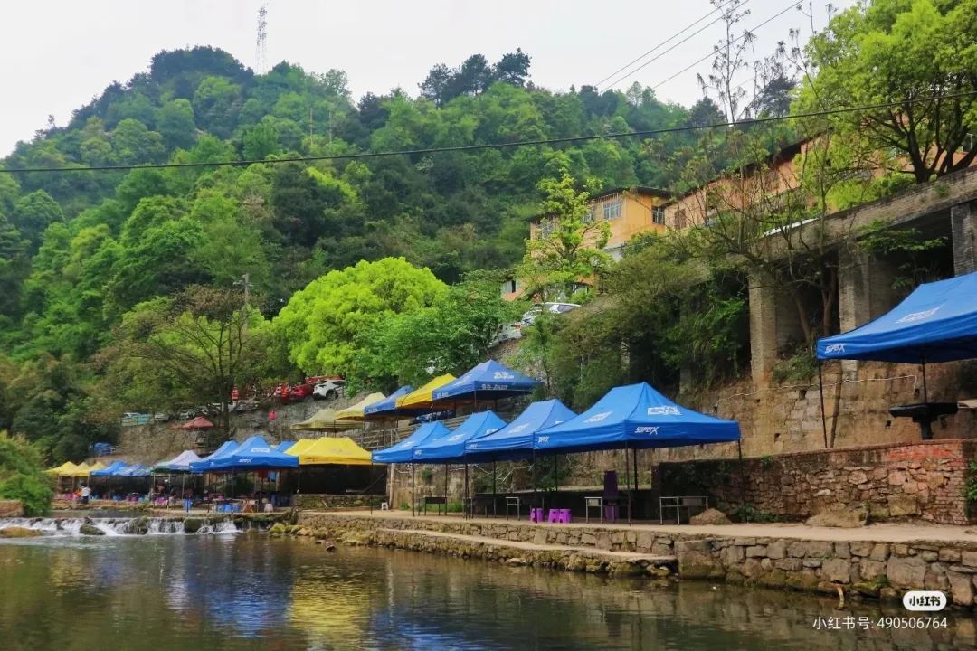 04 乌当情人谷 乌当情人谷依山傍水,峡谷自然风光旖旎,是夏日烧烤的好