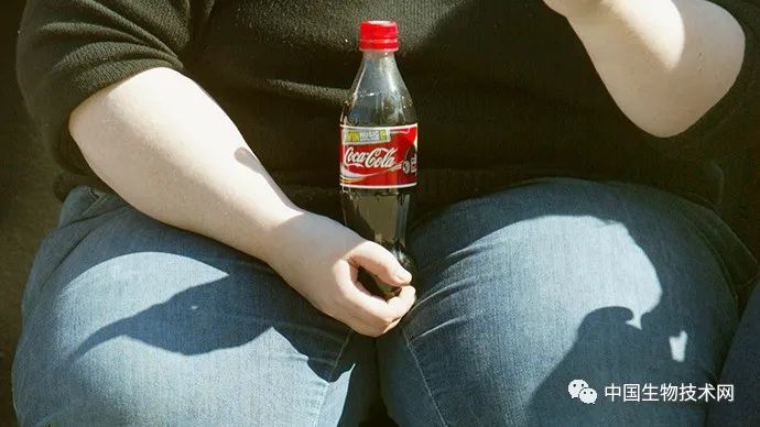 喝可乐撑大肚子女生图片