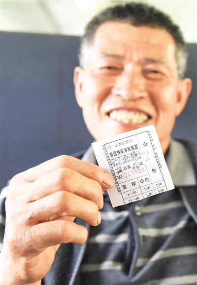 在5630次列车上，村民对记者展示手撕火车票。