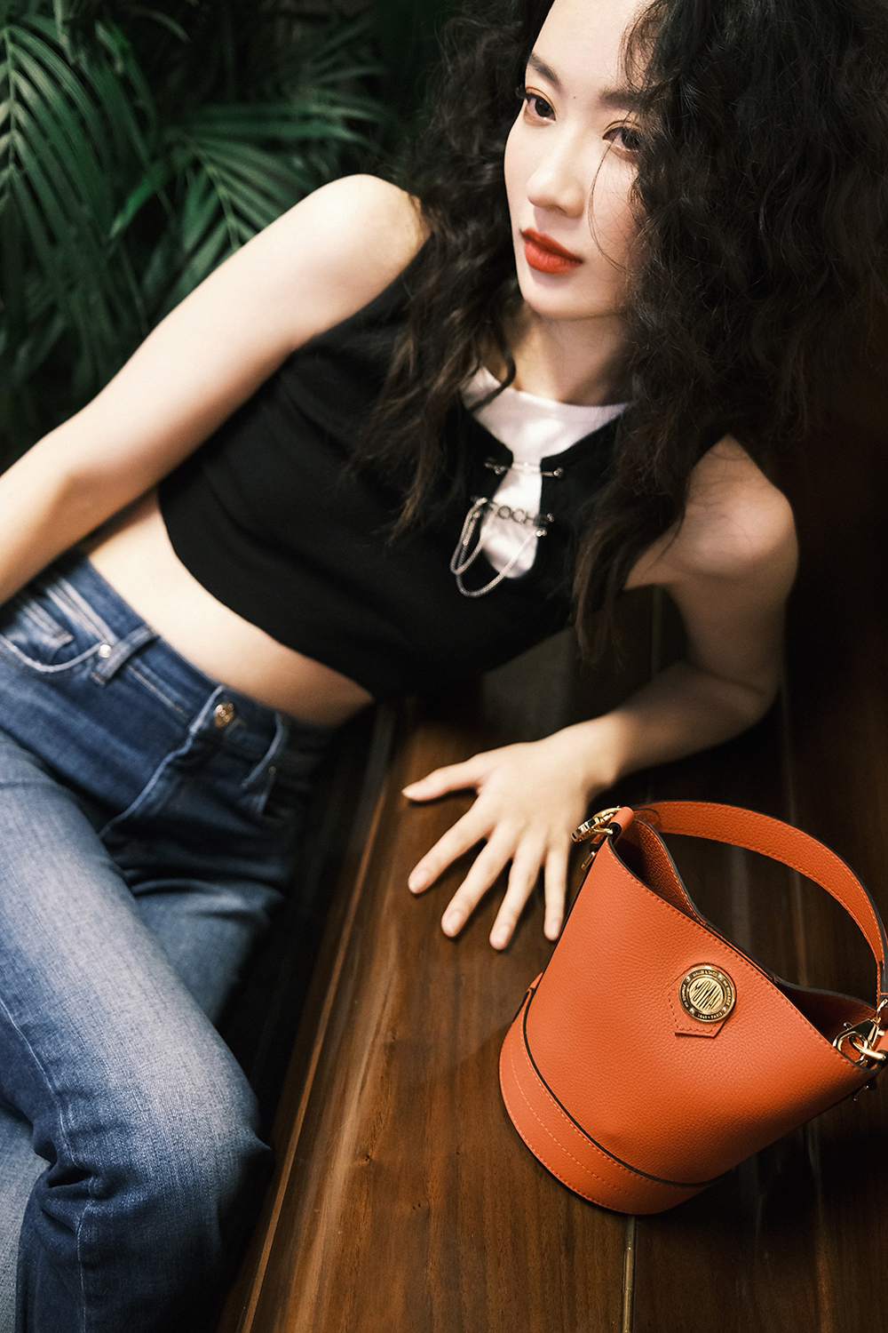 孙佳雨天台夕阳大片曝光 灵动卷发演绎高级复古感