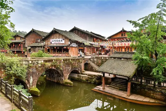 四川省雅安市上里镇位于雨城区北部,东接名山区万古