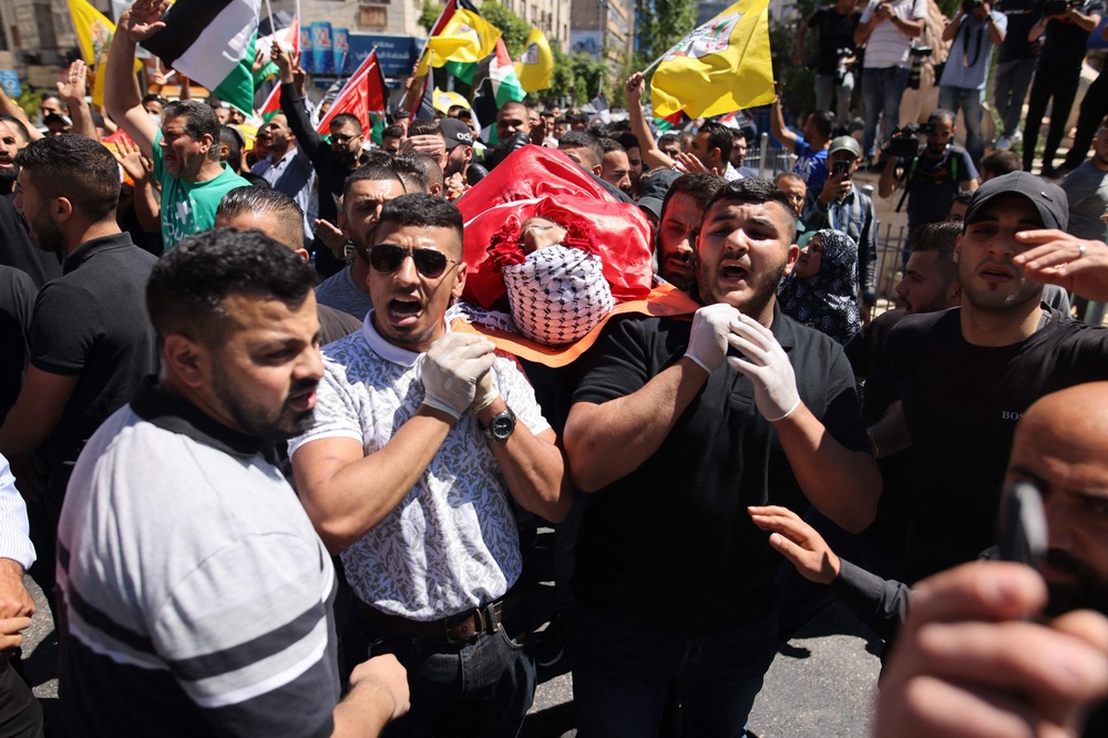 当地时间2021年5月19日,巴勒斯坦中部城镇拉姆安拉,当地巴勒斯坦人为遇难的示威者举行葬礼,抗议以色列士兵的暴力行径。