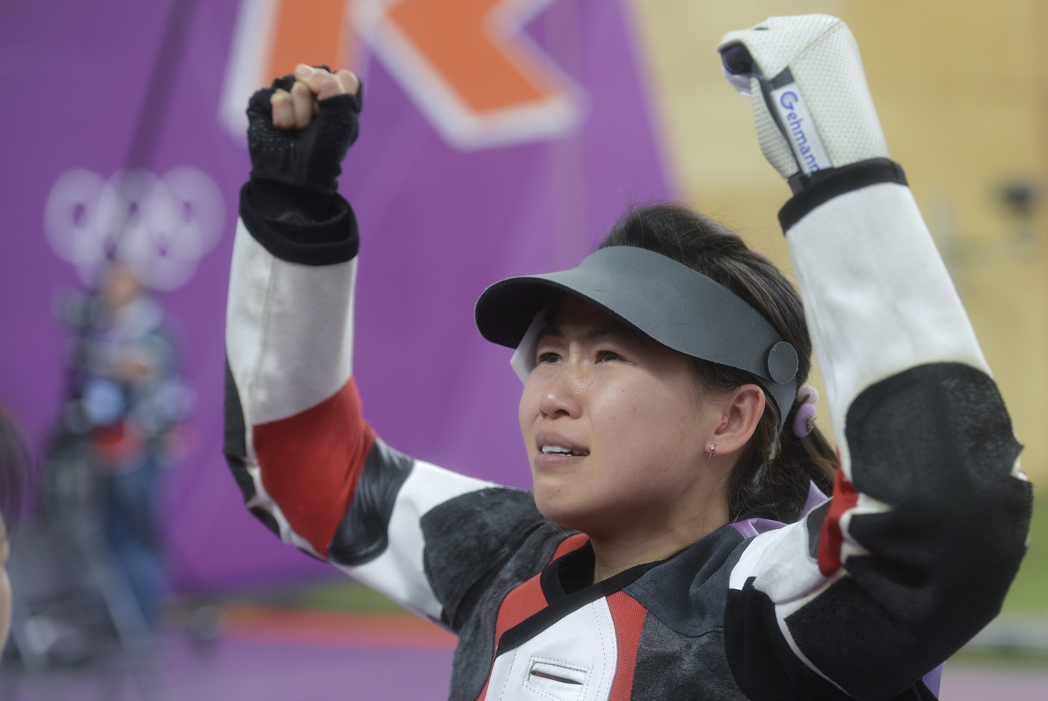 (易思玲夺得伦敦奥运会首金后庆祝)