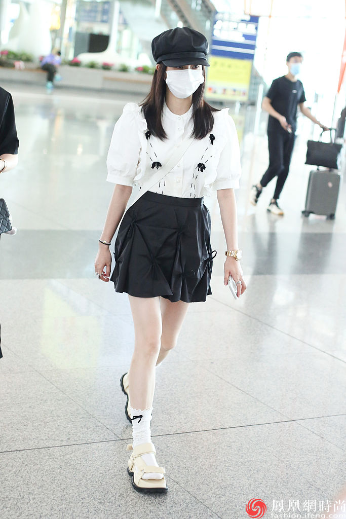 白鹿化身黑白学院少女 娃娃衫花苞裙厚底凉鞋简约甜美_凤凰网时尚