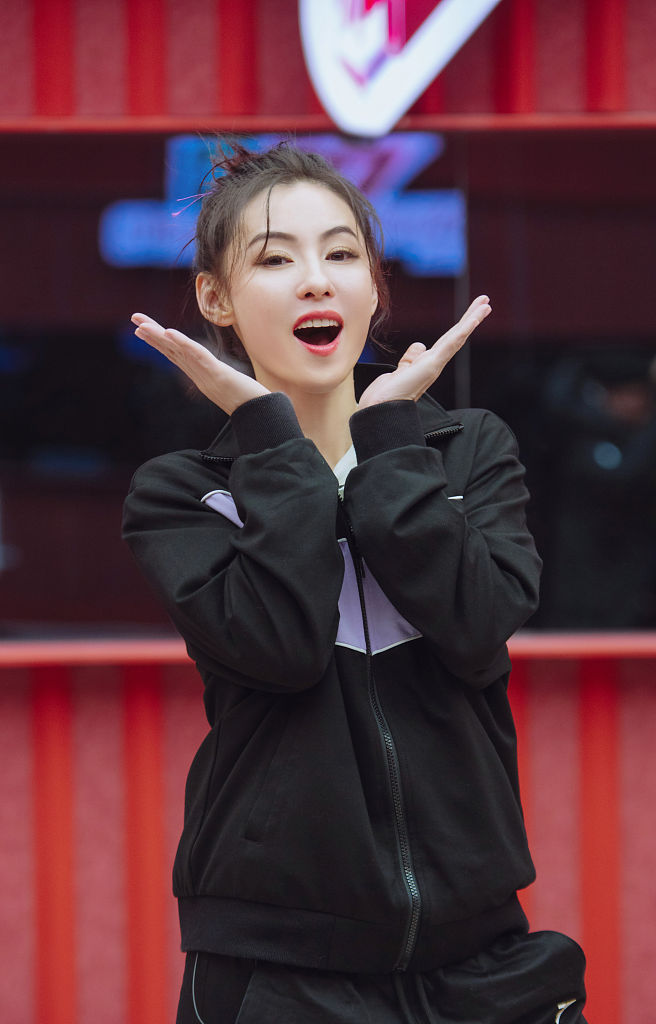 张柏芝练习室积极训练超投入 顶丸子头造型微笑甜美俏皮状态满分