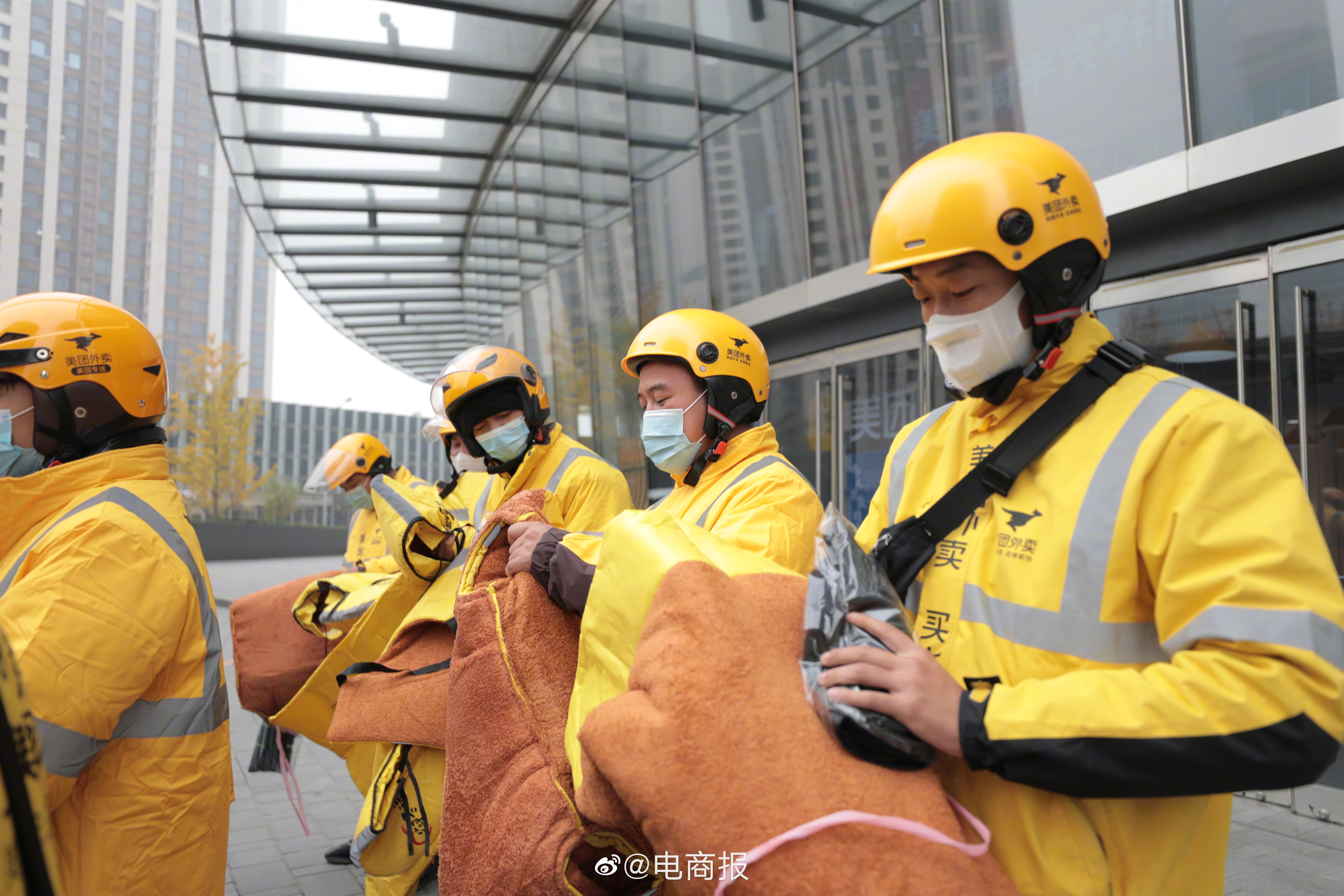 寒潮來襲多地大雪外賣需求只增不減據悉為應對寒潮天氣美團外賣