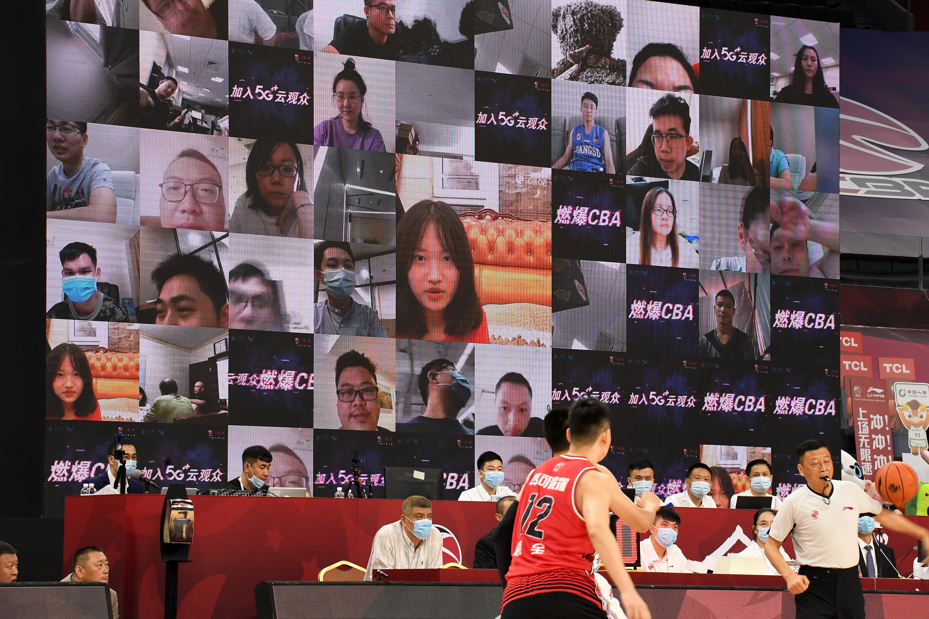 资料图:5g云观众在广东东莞银行篮球中心的大屏幕上通过直播观看场内