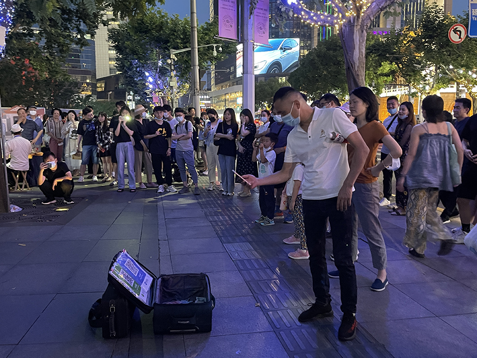 静安公园门口，市民给杜烁辰的演唱打赏。澎湃新闻记者 陈伊萍 摄