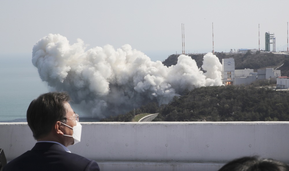 当地时间2021年3月25日,韩国全罗南道高兴郡,韩国国内自主研制的“Nuri”号运载火箭第一级助推器发动机点火试验当天获得成功。韩国总统文在寅到现场观看试验。航空宇宙研究院位于罗老宇航中心,对“Nuri”号认证模型(QM)的第一级助推器进行了地面点火试验,经自动发射软件验证,此次点火试验共持续127秒,达到实际发射所需时间且燃烧稳定,供给正常。