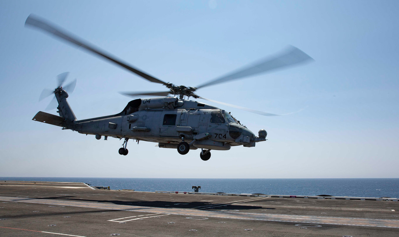 mh-60s直升机从航母甲板上起飞
