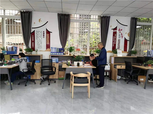 玉津社区党群服务中心坚持"办公空间最小化,服务功能最大化"原则,亲民