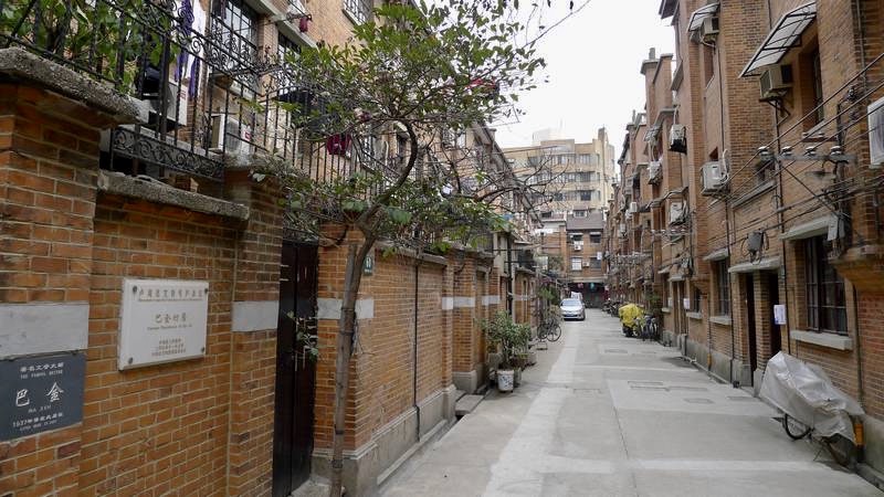 屋面统一的小烟囱和清水红砖墙面。