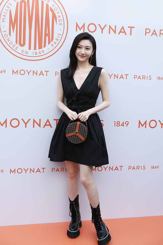 moynat摩奈于北京三里屯揭幕全新限时店,女星景甜身穿黑裙优雅亮相