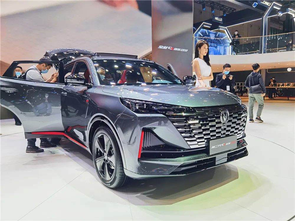 选择了用户 所以新cs55plus一台车就撑起了长安展台