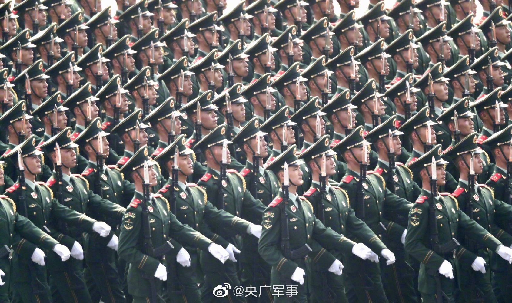 1983年4月5日,中国人民武装警察部队在北京成立。他们自成立起在维护国家安全、社会稳定、人民生命财产安全上发挥着重要作用。(图片来源:央广军事微博)