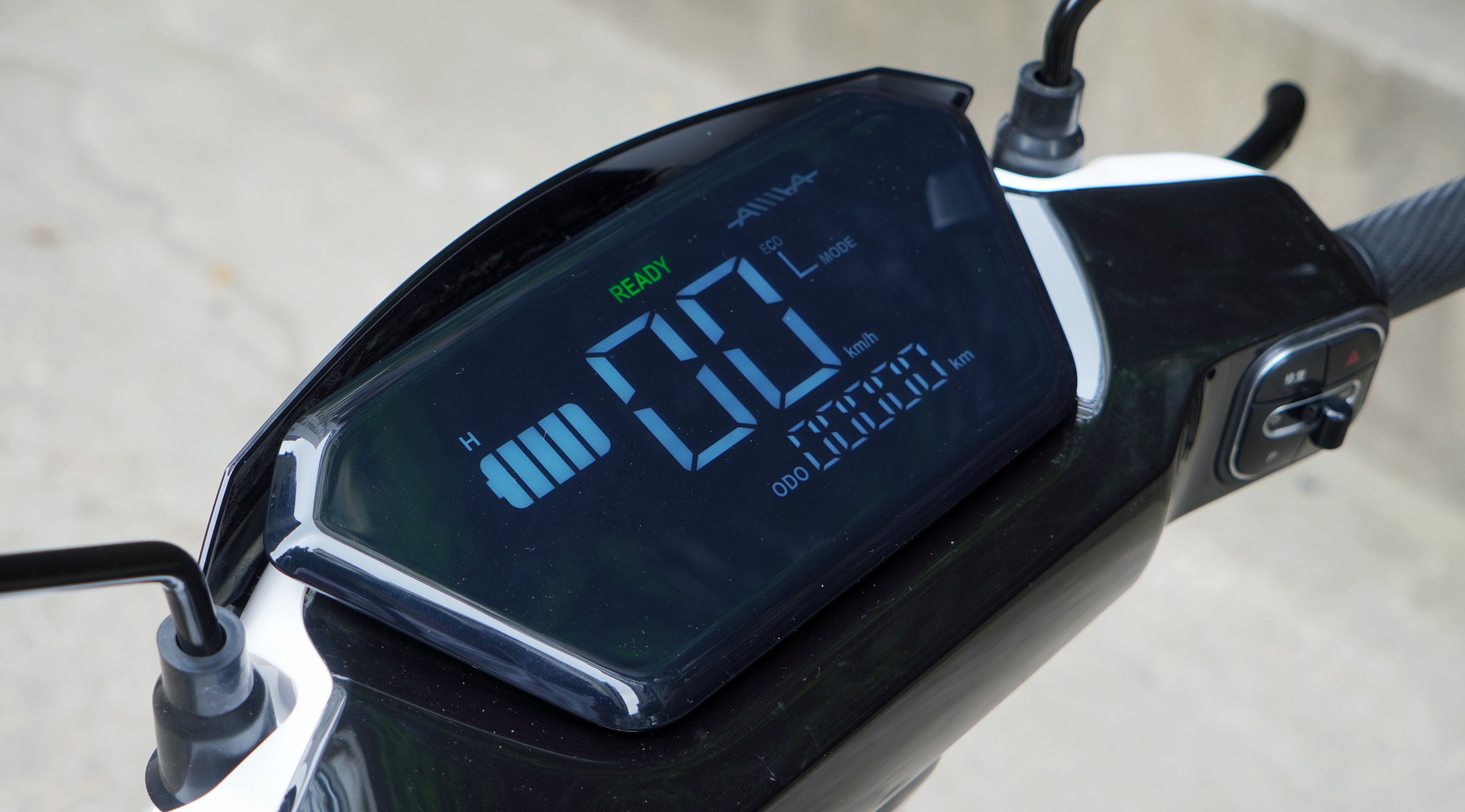 爱玛a500 深度测评:颜值与续航结合,会成为年轻人的新选择吗?