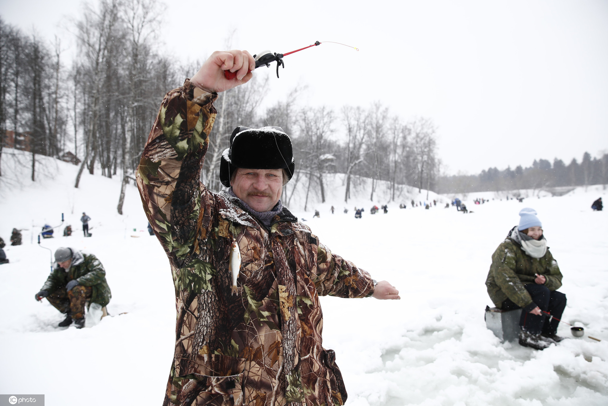 当地时间2021年2月21日,俄罗斯莫斯科附近的谢尔吉耶夫,当地举行冬季捕鱼节,民众参加冰钓活动趣味十足。