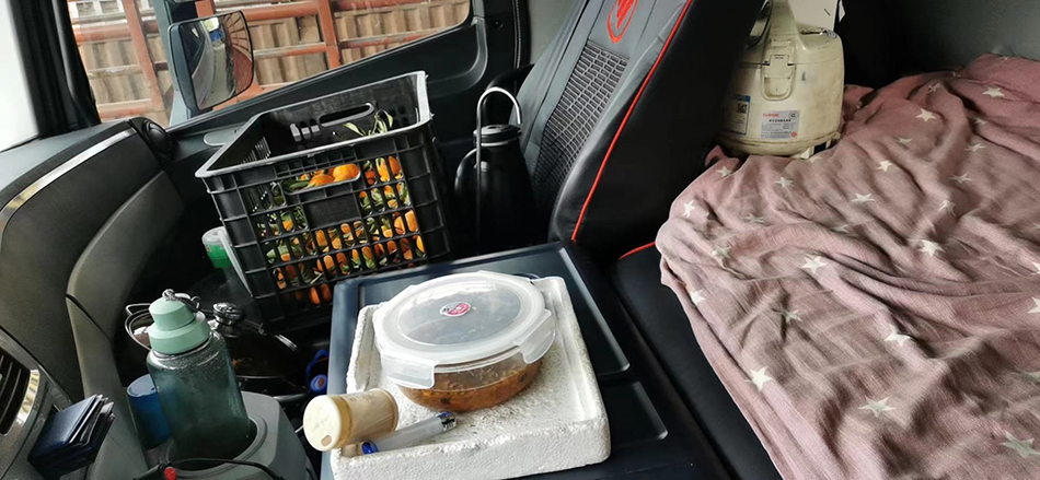农学辉卡车里的床铺、电饭煲。 受访者供图