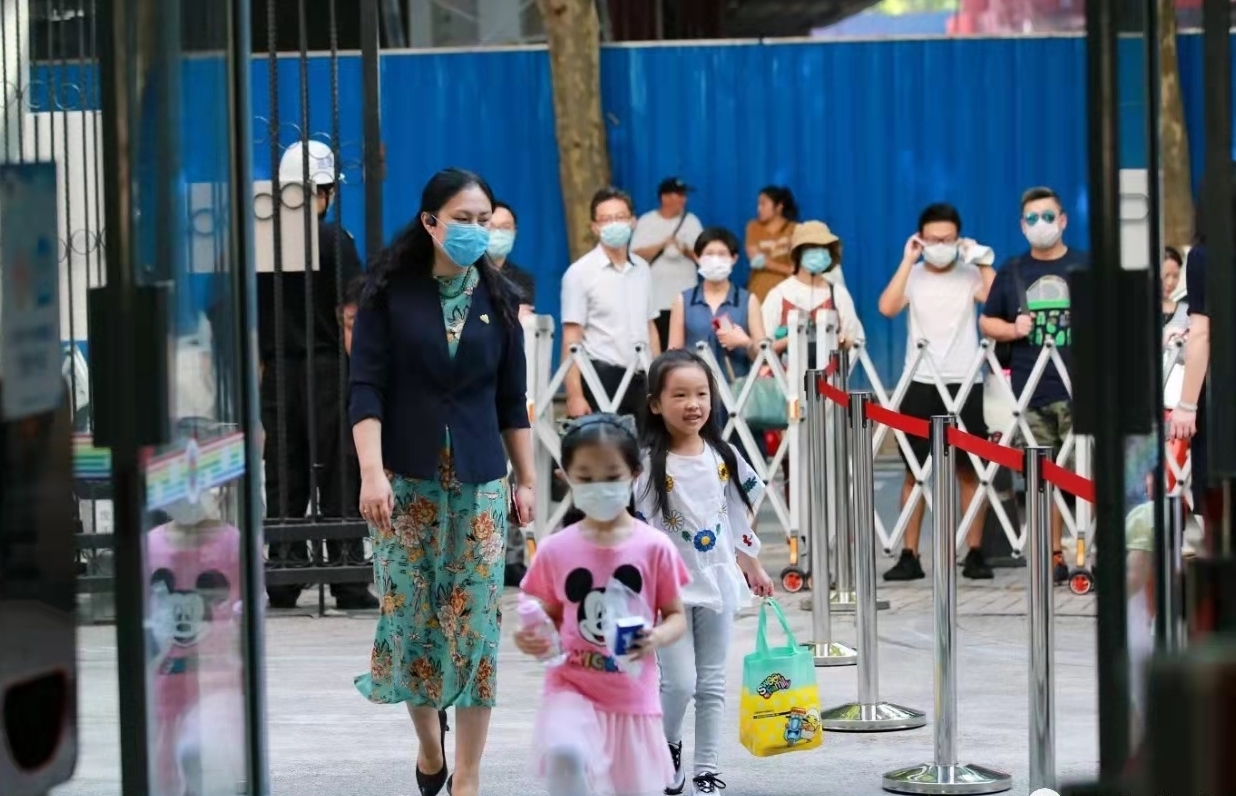 吴蓉瑾每天上午在校门口迎接孩子们。 黄浦区教育局供图