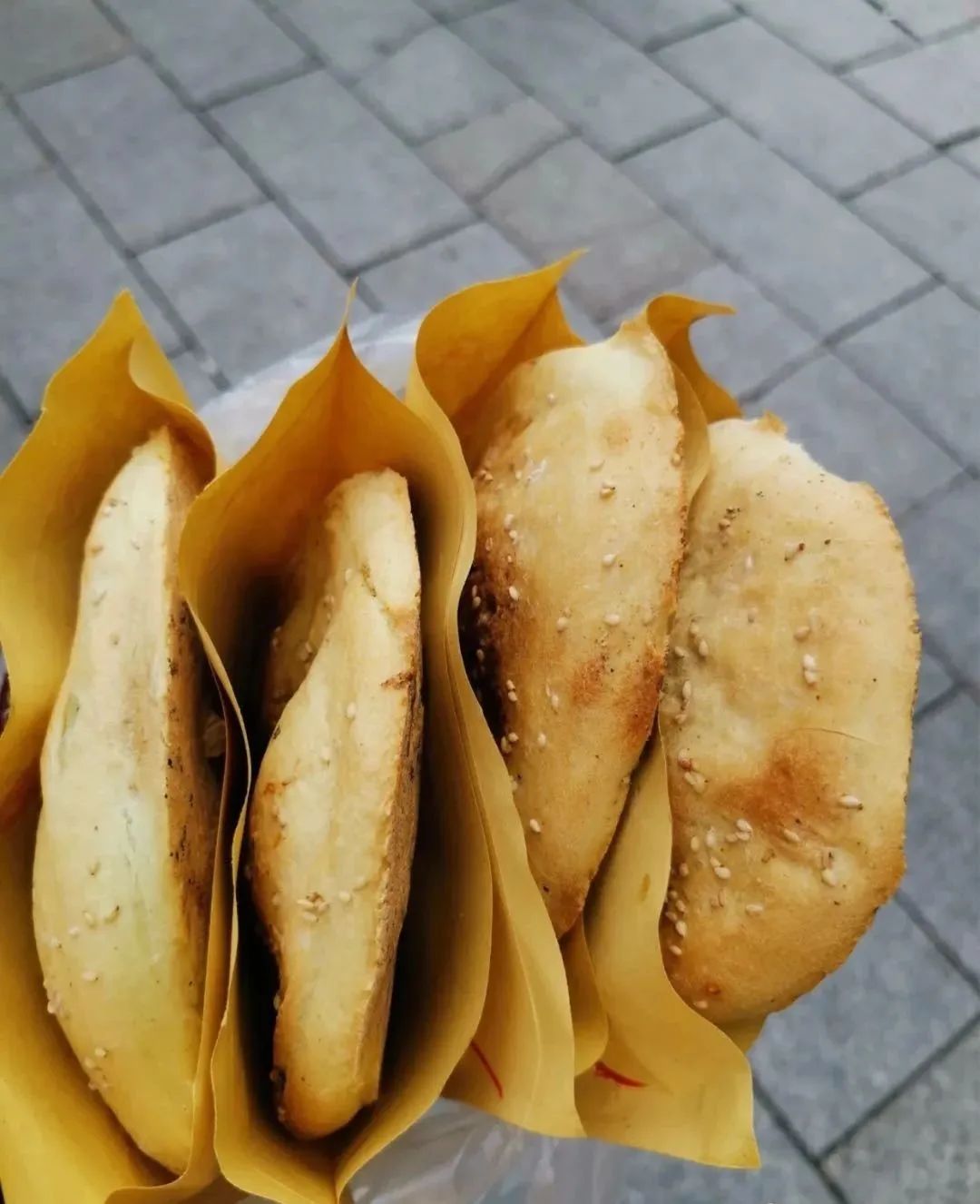 这家店已经开了30多年,有椒盐烧饼,牛肉烧饼,牛肉馅饼,鸡蛋粉丝饼