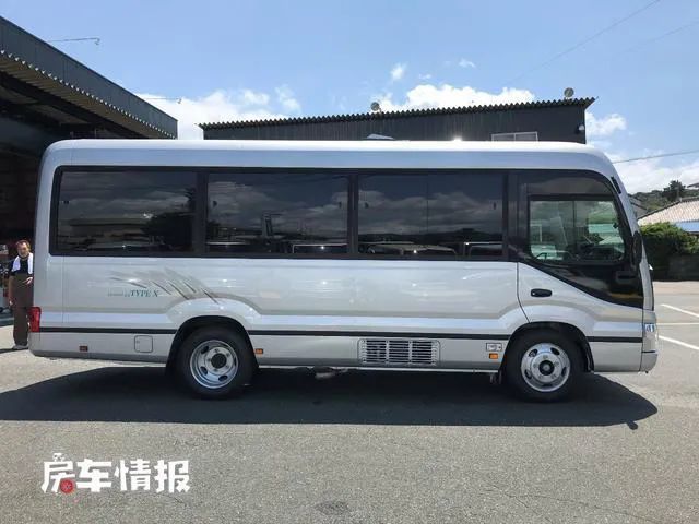 说回这辆房车,这款基于日野中巴客车改装而成的房车,在体型上要比我们