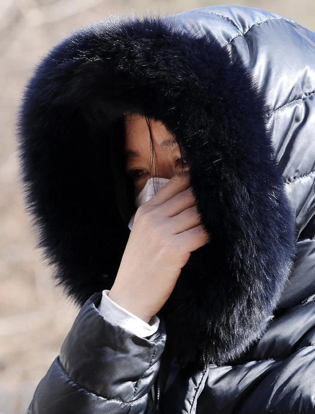 李英爱携家人祭拜遭虐杀女童 黑衣素颜掩面落泪