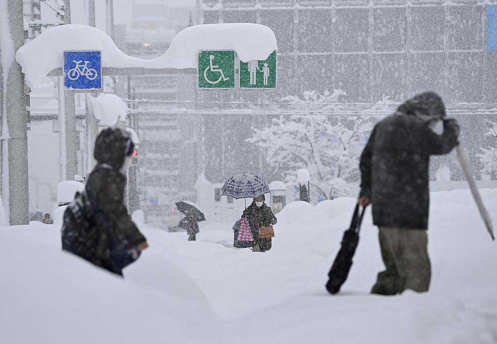 日本局部地区降雪量创纪录:积雪逼近2米 车辆被困