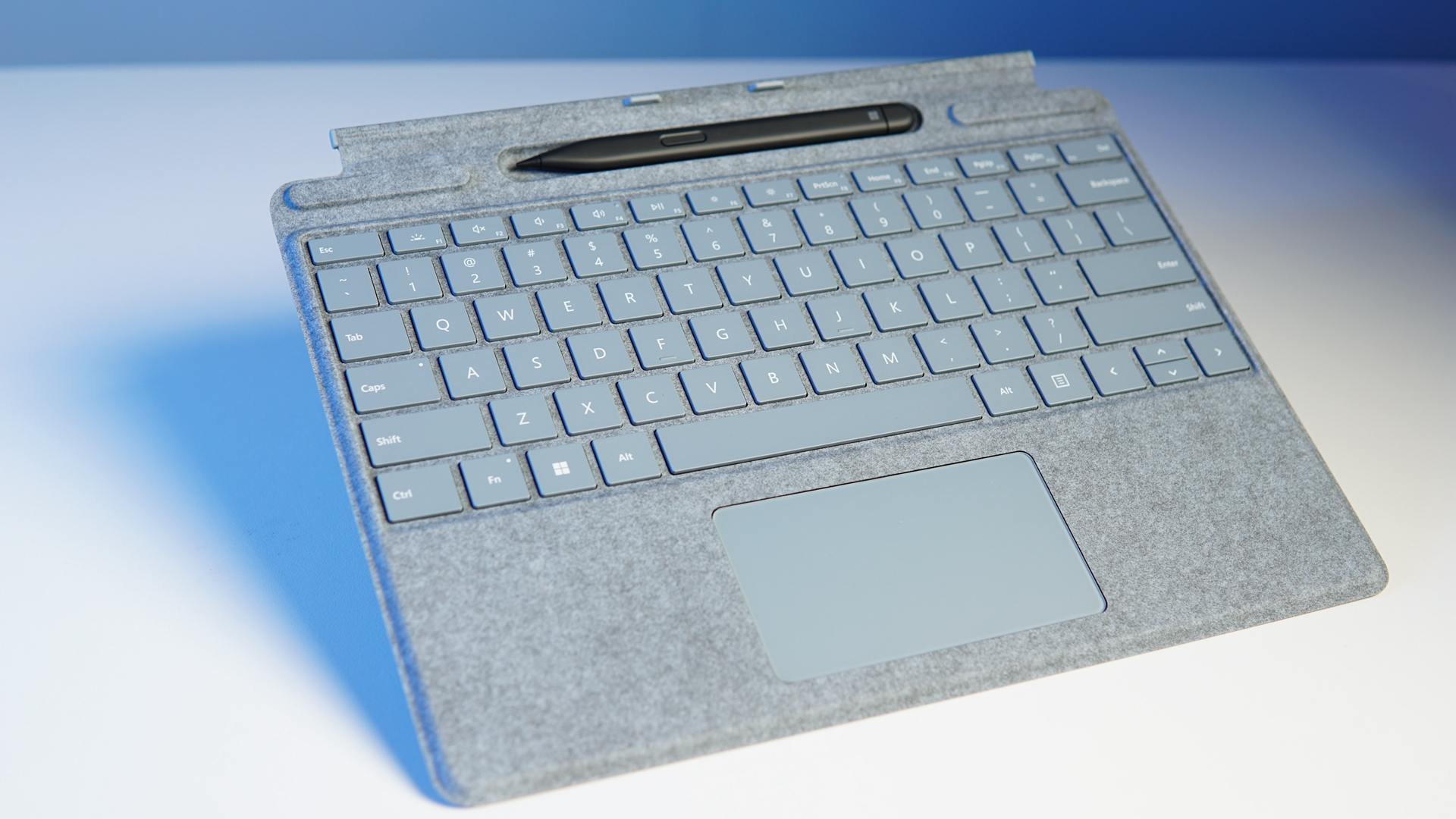 surface pro 8通过特制版专业键盘盖上的磁吸触点进行连接,同时可将