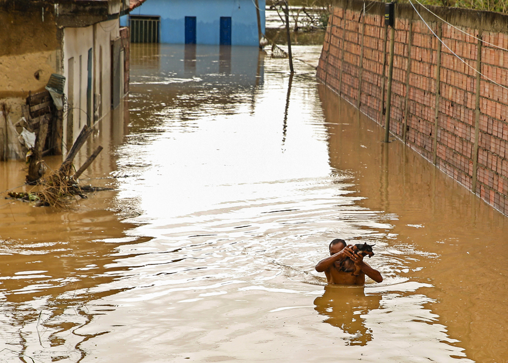 当地时间2021年12月27日,巴西巴伊亚州,暴雨导致该地区洪水泛滥
