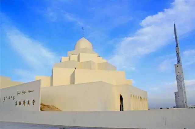 建筑通体白色,和蓝天相称据说清真寺里的例外位于东胜区的这个清真寺