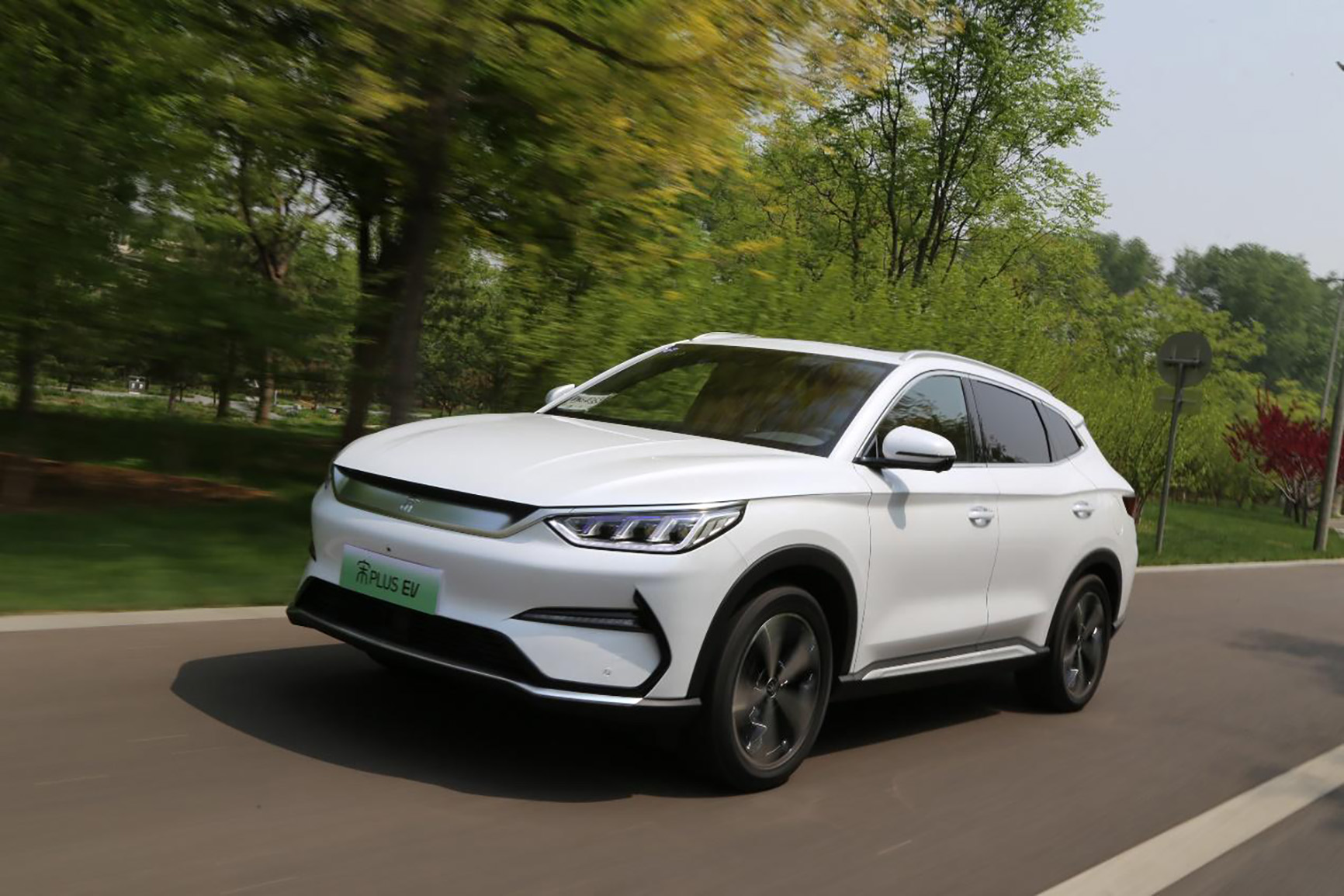 试驾比亚迪宋plus ev:轻踩一下油门踏板,车就往前蹿