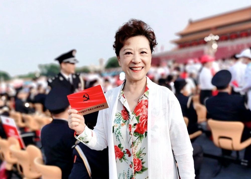 71岁王馥荔也太漂亮了在街头拍到她穿花衬衫白裤子气质高贵