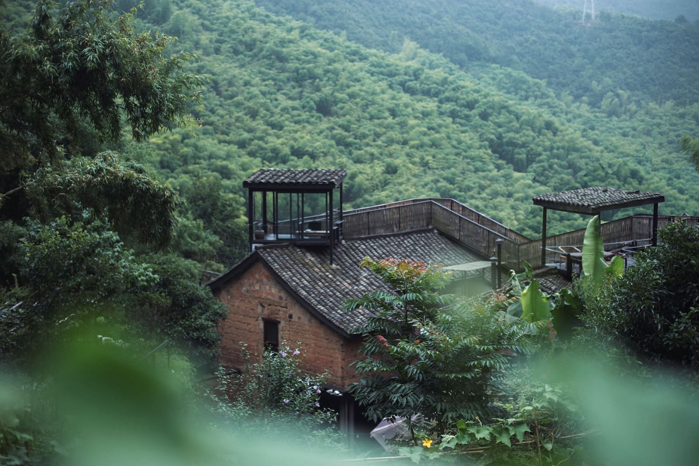 山里土坯房改的民宿,躲在山里当一回隐士__凤凰网