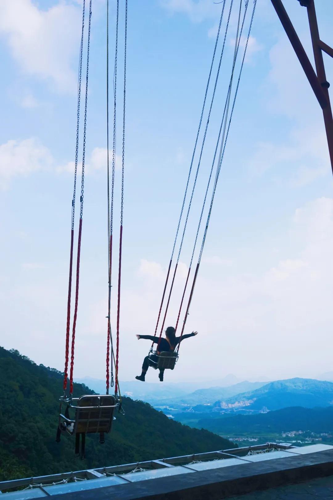 悬崖秋千: 在悬崖边上,向蓝天荡去,双手放开迎接这片绿色的仙境,这样