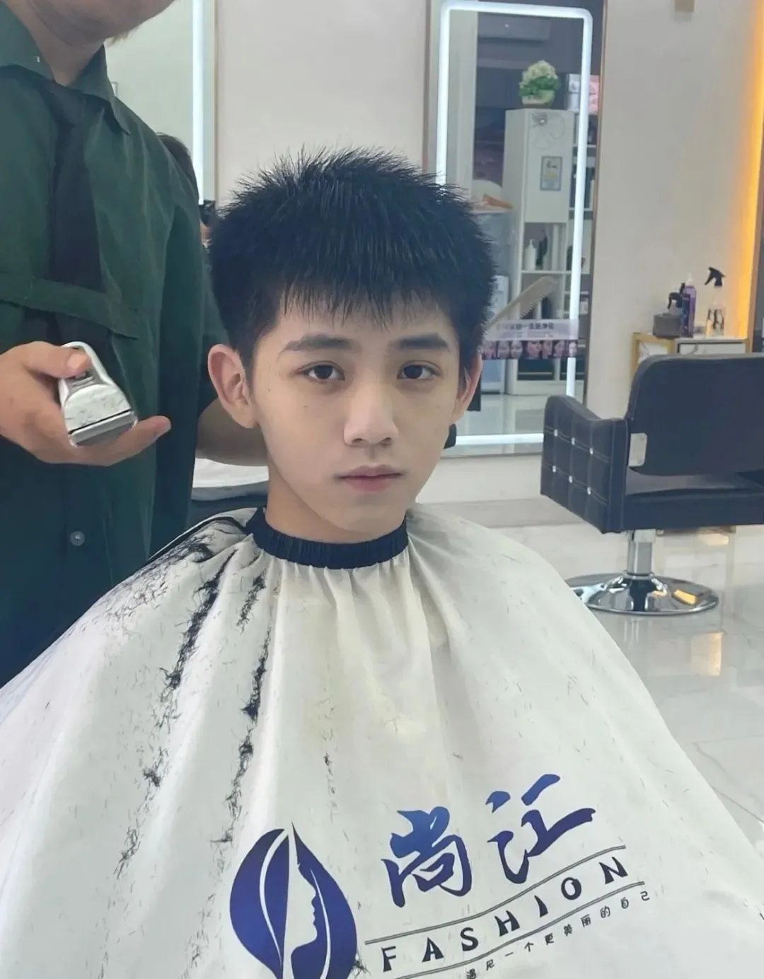 正脸张继科,这位弟弟确实是广州男高生,一张脸撞了好几位帅哥.