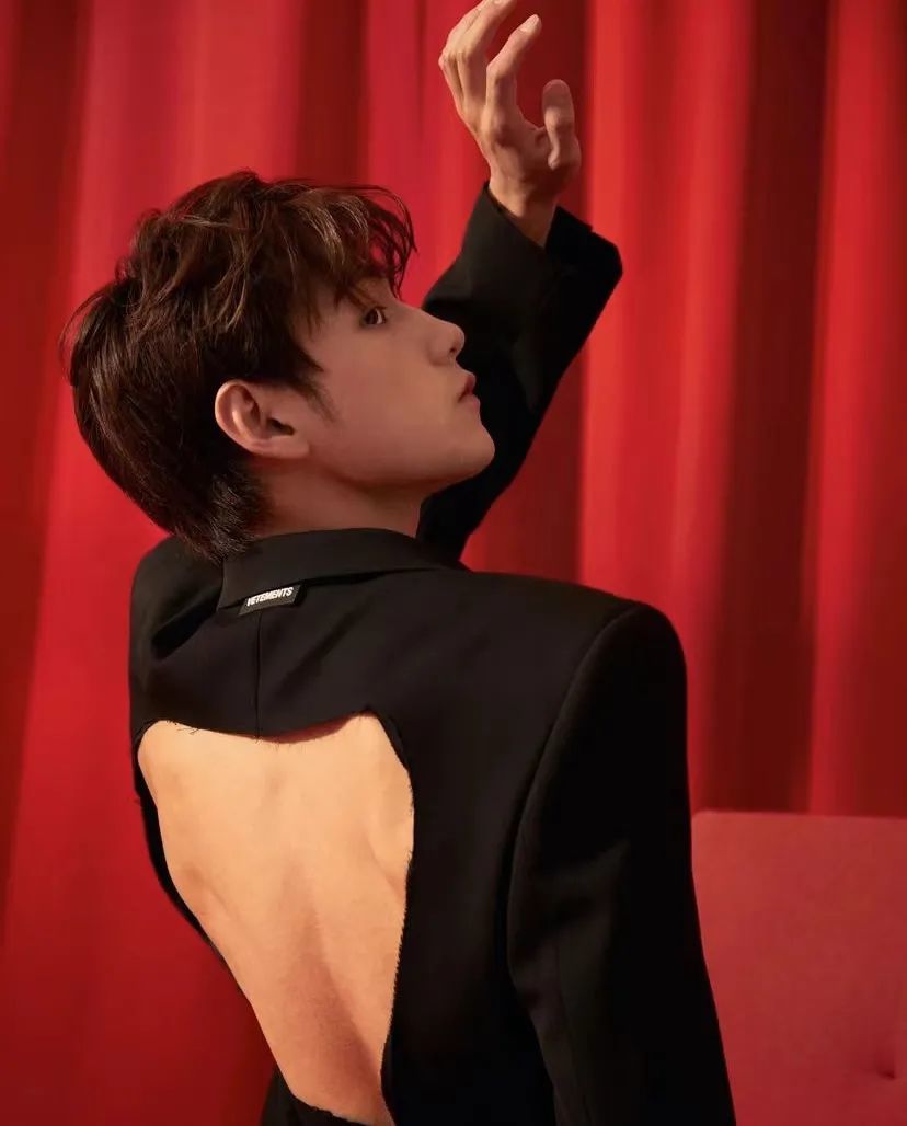 除了露胸,男人也不要露背,袒胸露乳会让人误认为你是骚男人.