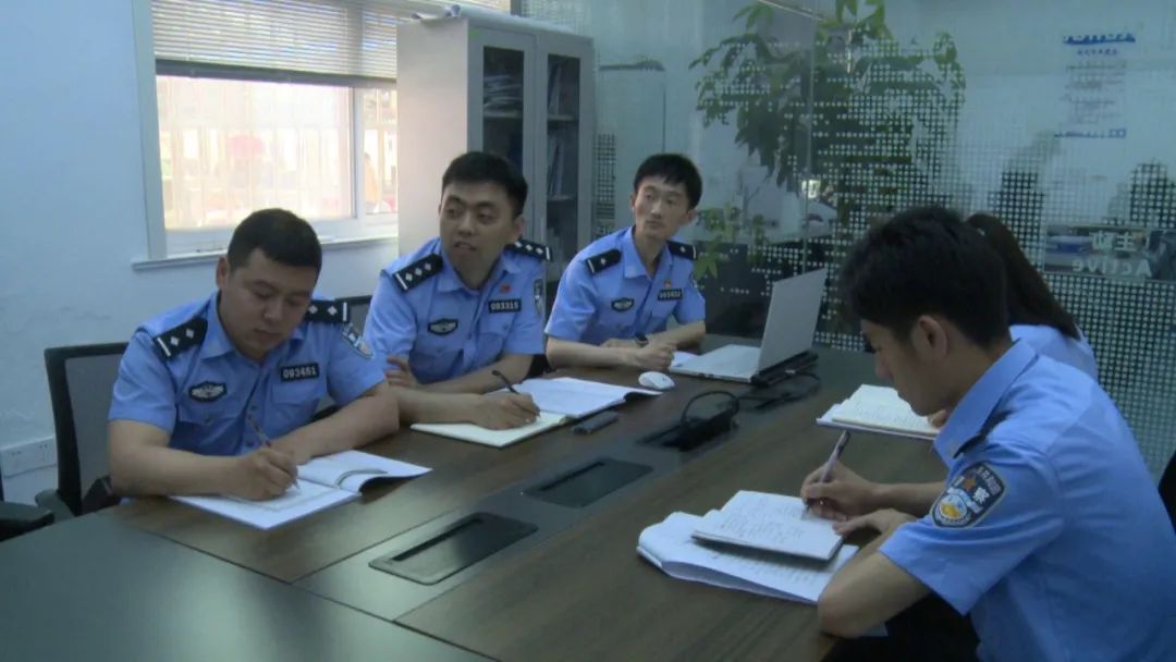 专案组民警在讨论案情.盐城警方供图