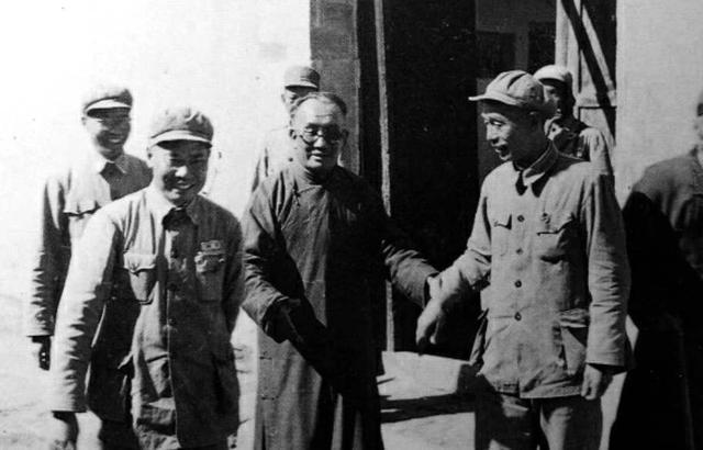 中戴眼镜者为马鸿宾，前左杨得志司令员，前右李志民政委