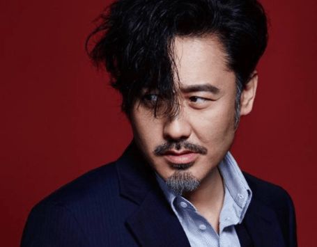 吴秀波前女友出狱了?化浓妆戴钻石耳环,独自庆生显落寞