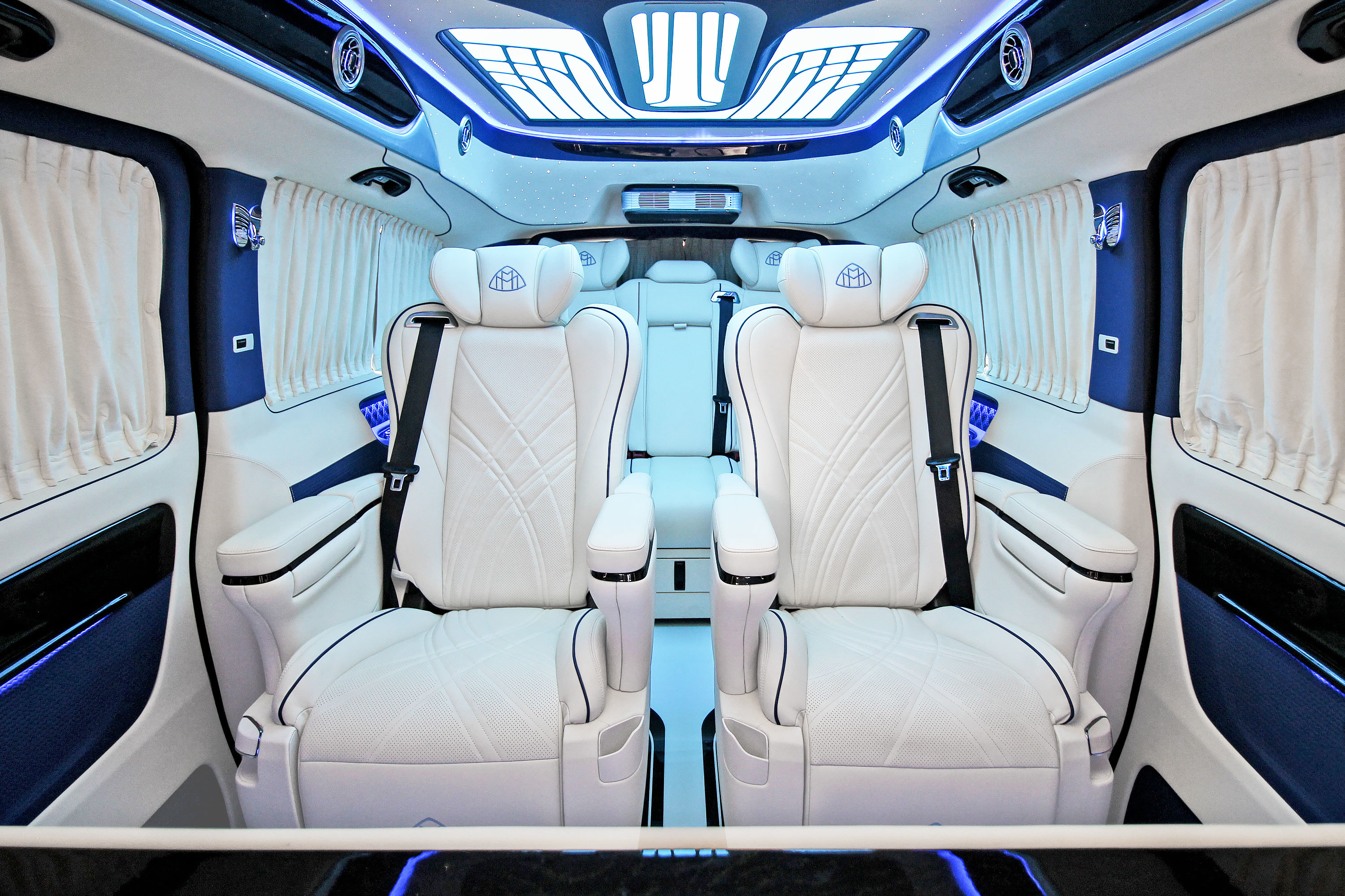 奔驰威霆加高顶改装案例,迈巴赫同款内饰改装,加装全隔断吧台__凤凰网