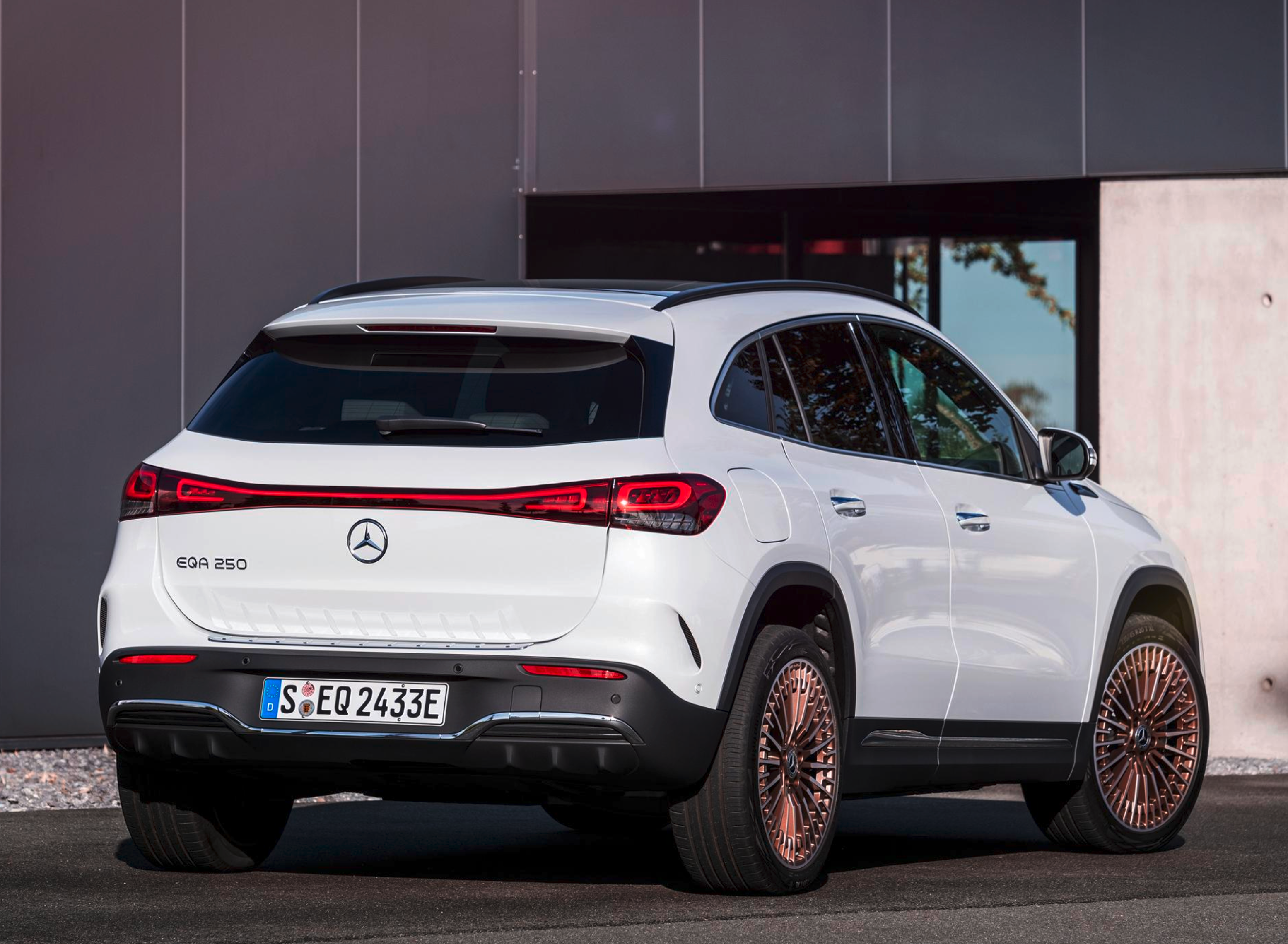 奔驰eqa发布,2021年将是奔驰的"电动之年"__凤凰网