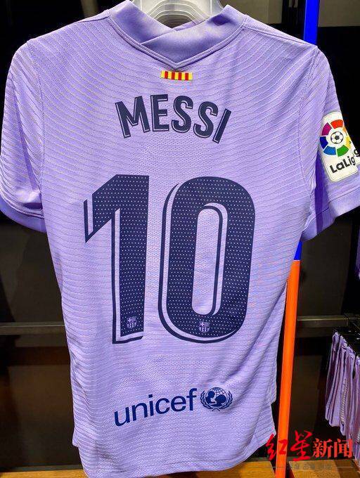 梅西的新赛季客场球衣已在巴萨官方商店上架发售__凤凰网