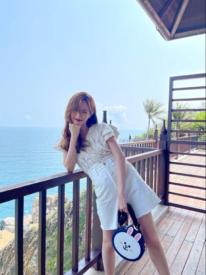 周百福代言人李一桐晒沙滩照,穿粉色度假裙看海景,打扮时髦