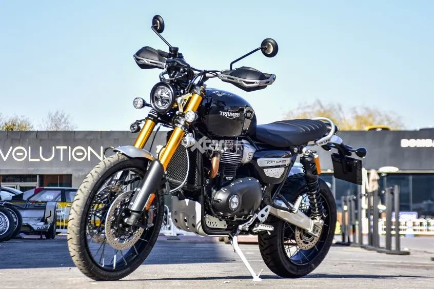 復古中的越野全能王,凱旋scrambler 1200 xe實拍