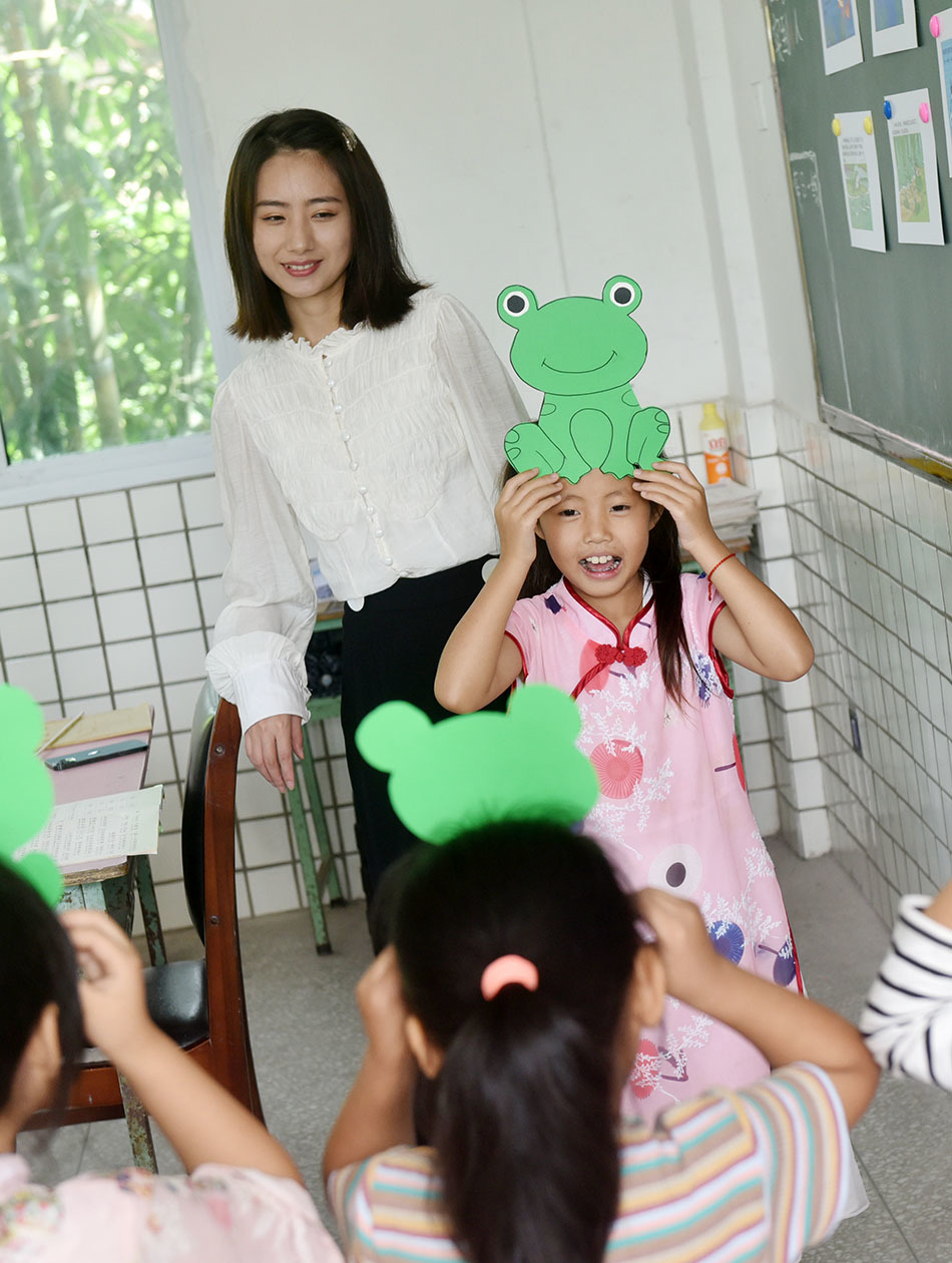 林玲以情景剧里角色扮演的方式带领孩子们上语文课。