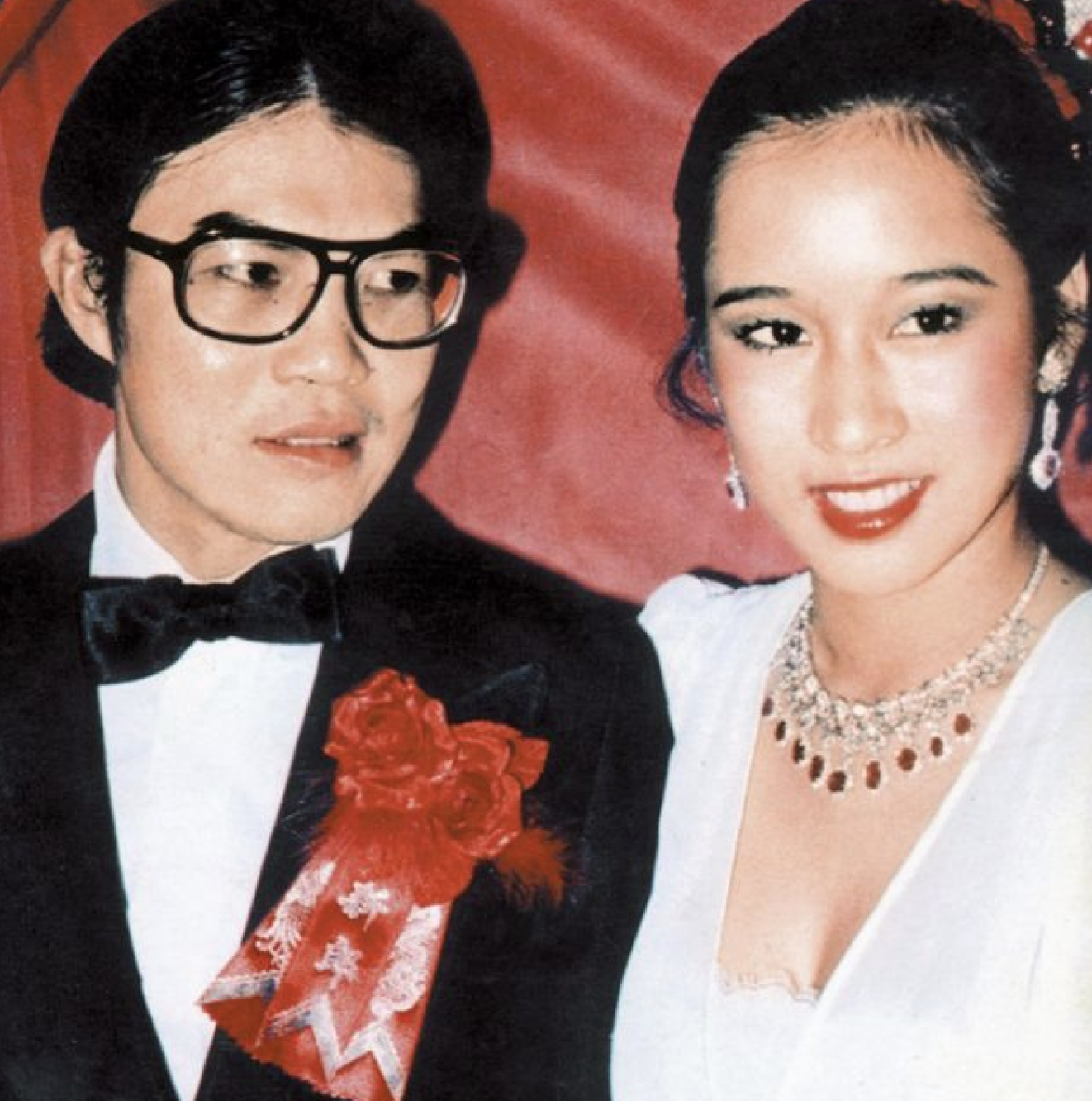 霍启刚为朱玲玲庆63岁生日俩弟弟罕见露脸母子四人合照很温馨